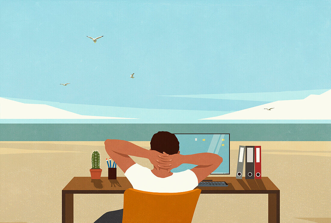 Unbeschwerter Mann am Schreibtisch, der eine Arbeitspause einlegt und von einem sommerlichen Meeresstrand träumt
