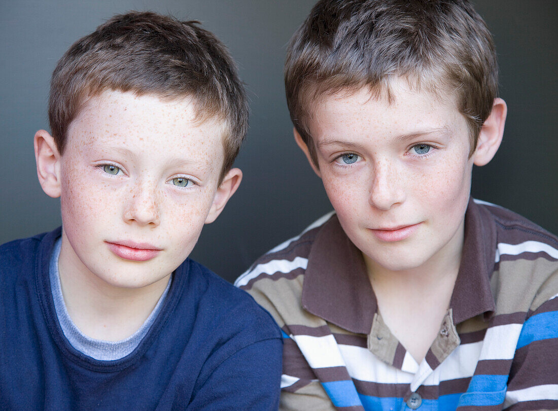 Porträt von zwei kleinen Jungen