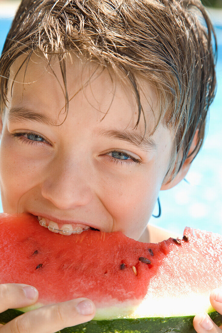 Junger Junge isst Wassermelone