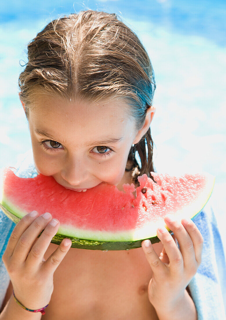 Junges Mädchen isst Wassermelone