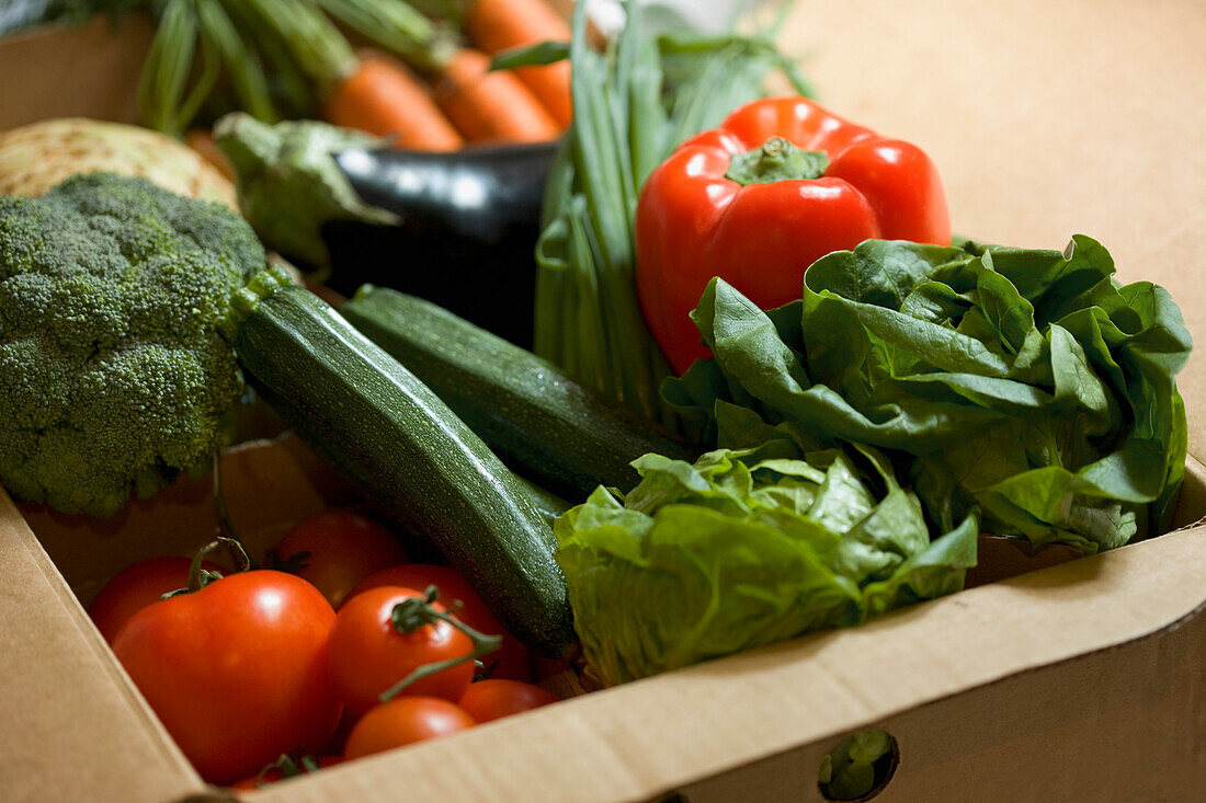 Close up of a box full of organic vegetables\n