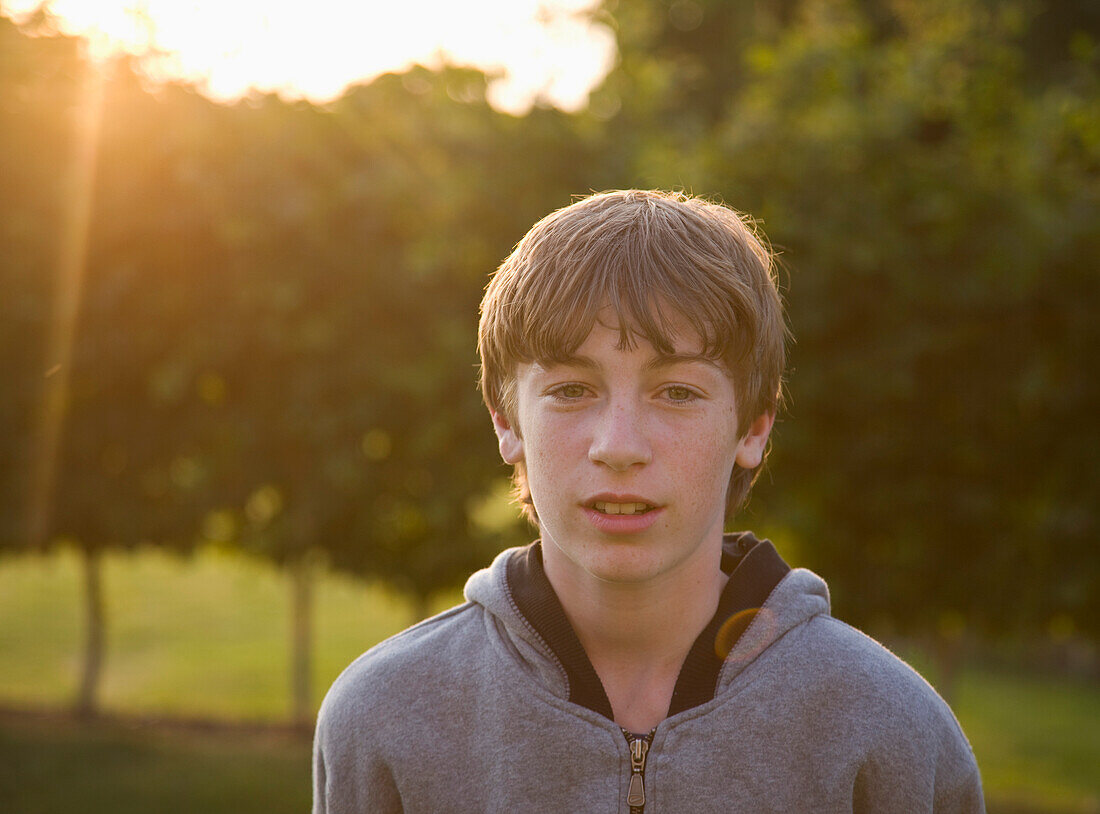 Porträt eines Teenagers im Garten