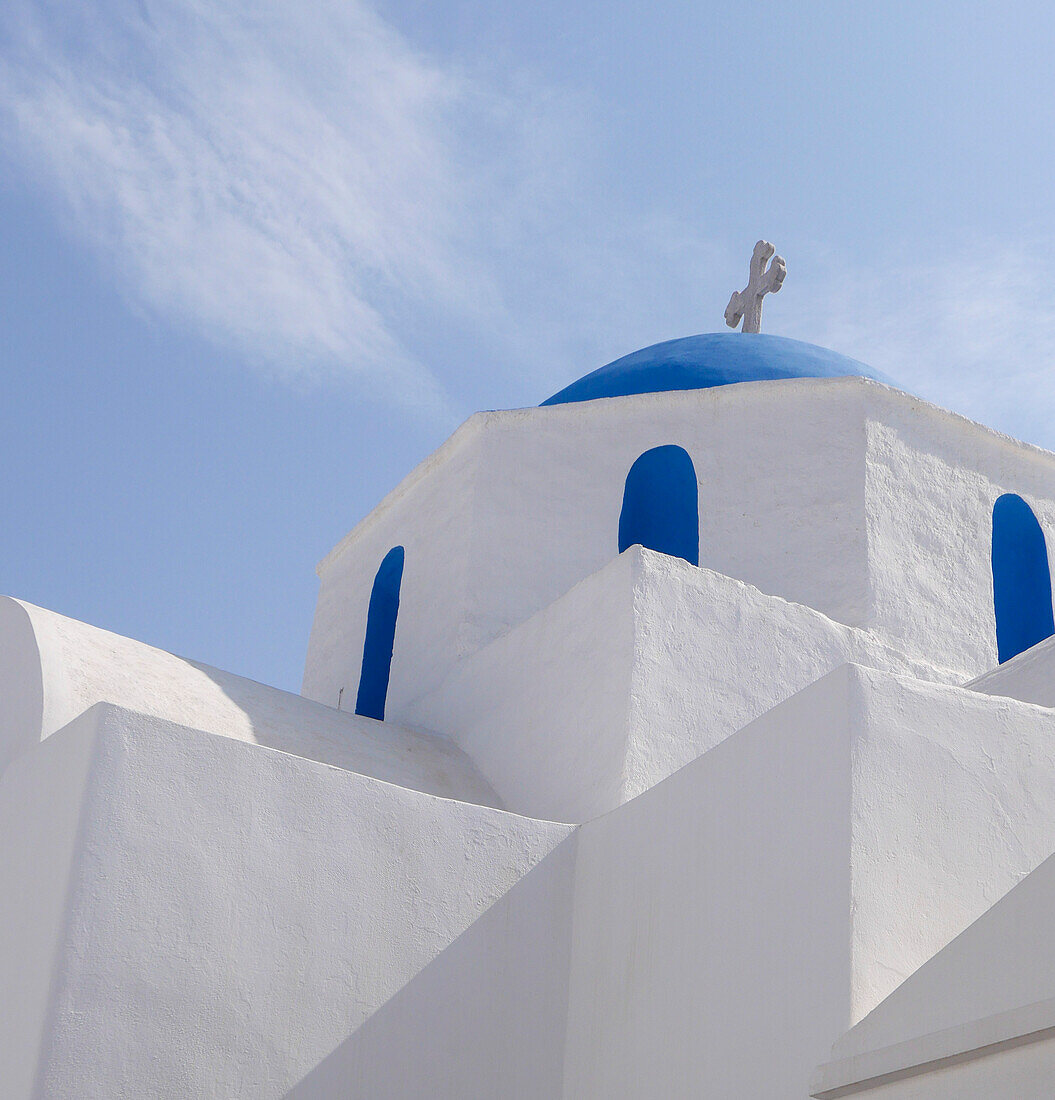 Blaue und weiße Kirche von unten gesehen, Paros, Griechenland