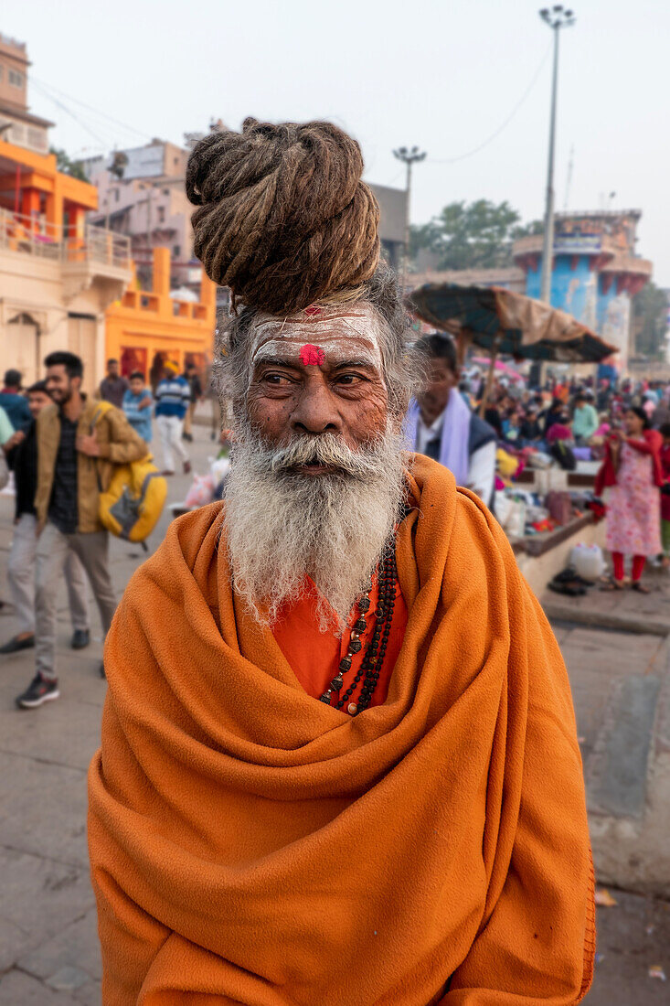 Brustbild eines Sadhus mit hochgestecktem Haar, Varanasi, Uttar Pradesh, Indien