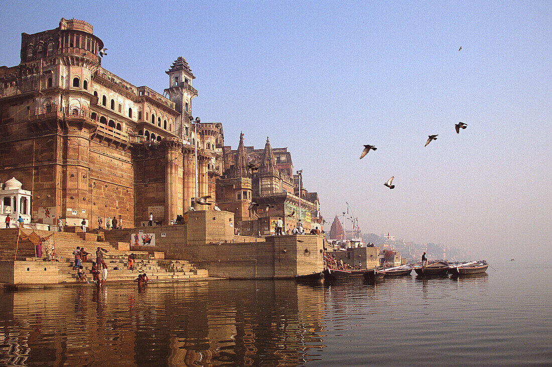 Darbhanga Ghat bei Sonnenaufgang, Fluss Ganges, Varanasi, Indien