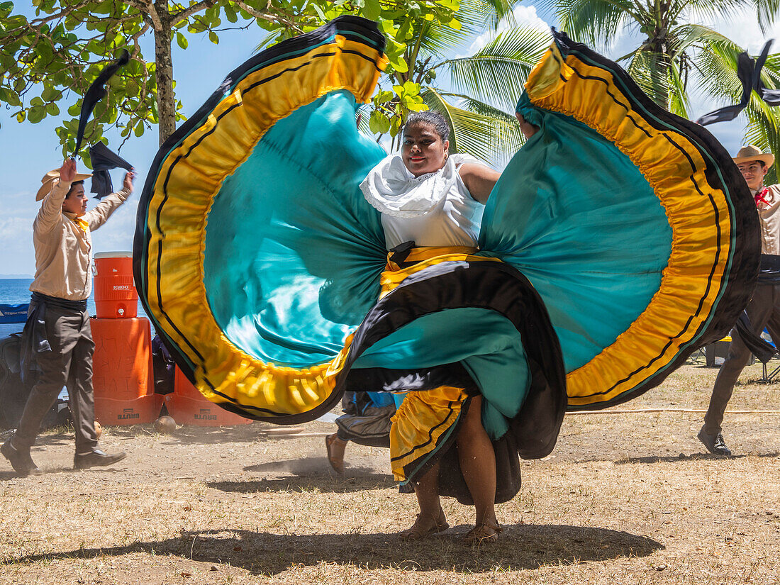 Eine Gruppe junger costaricanischer Tänzer in traditioneller Kleidung tritt am Playa Blanca, El Golfito, Costa Rica, Mittelamerika, auf