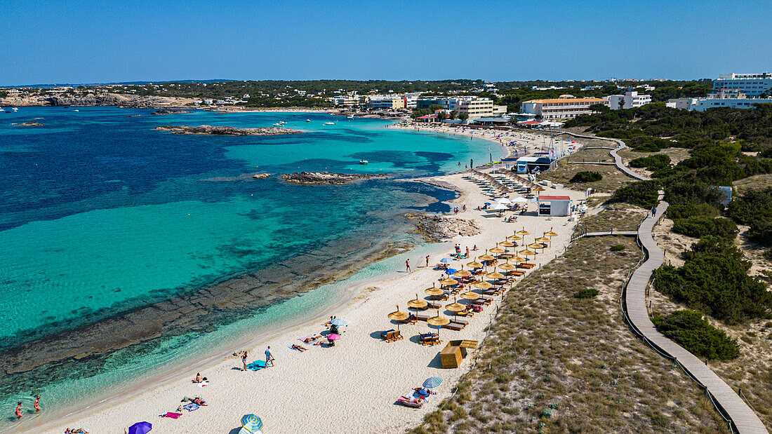 Luftaufnahme des türkisfarbenen Wassers und des weißen Sandstrandes am Pujols Strand, Formentera, Balearen, Spanien, Mittelmeer, Europa