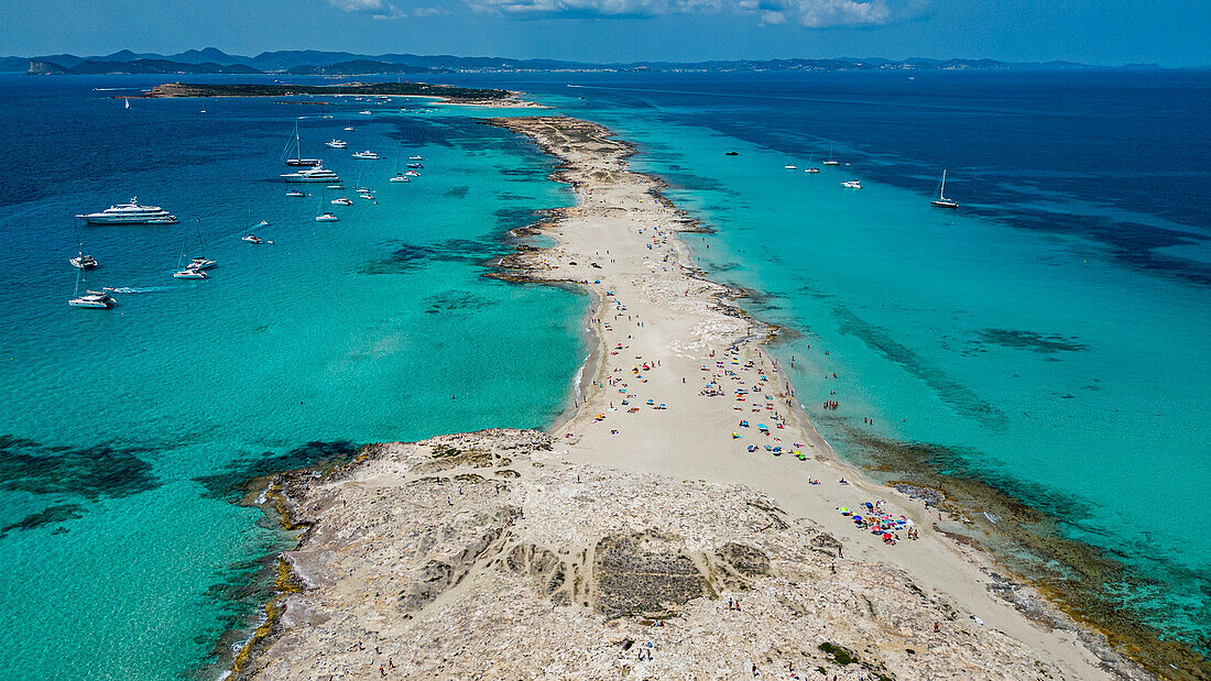Luftaufnahme des weißen Sandstrandes von Platja de Ses Illetes, Formentera, Balearen, Spanien, Mittelmeer, Europa