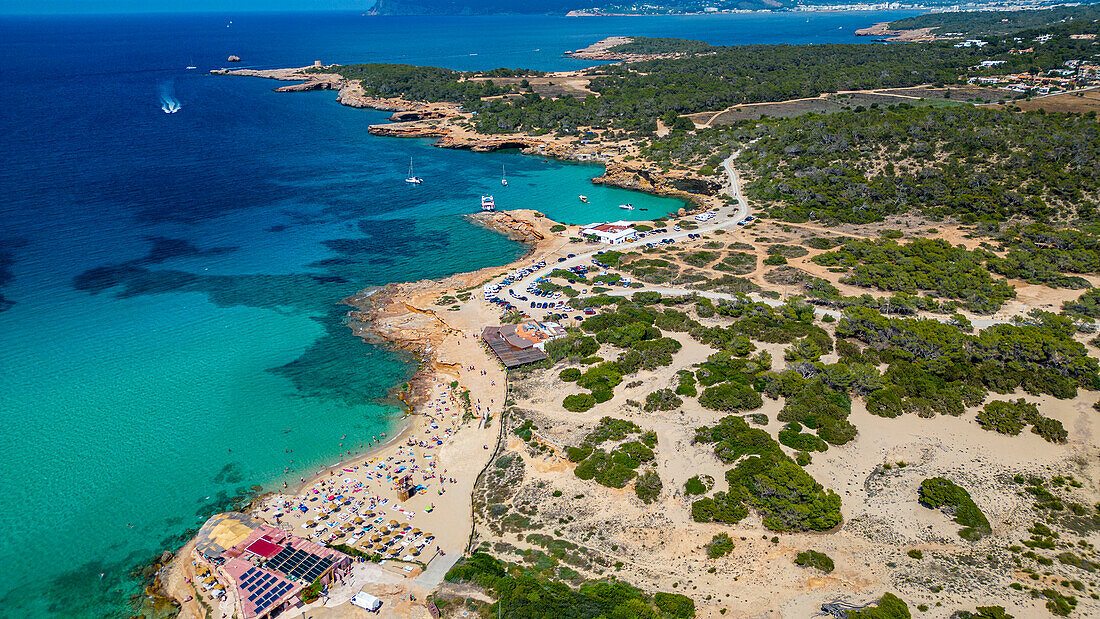 Luftaufnahme des Strandes Comte mit seinem türkisfarbenen Wasser, Ibiza, Balearen, Spanien, Mittelmeer, Europa