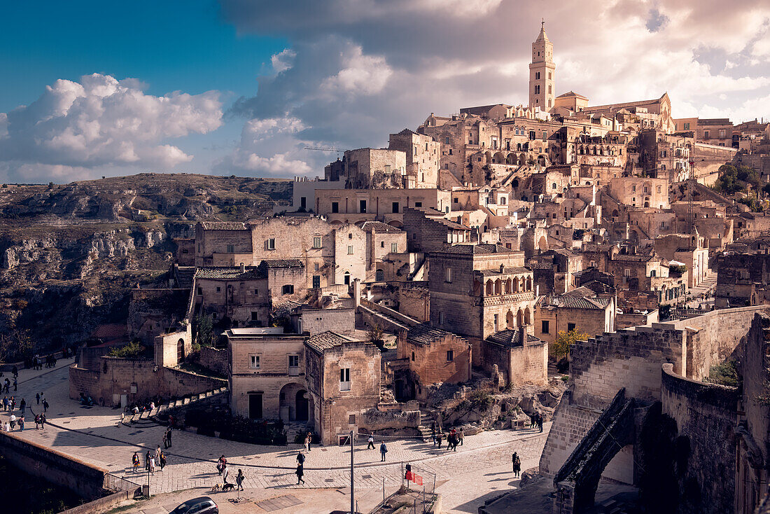 Weitblick auf die antike Höhlenstadt Matera bei Sonnenuntergang, Matera, Basilikata, Italien, Europa