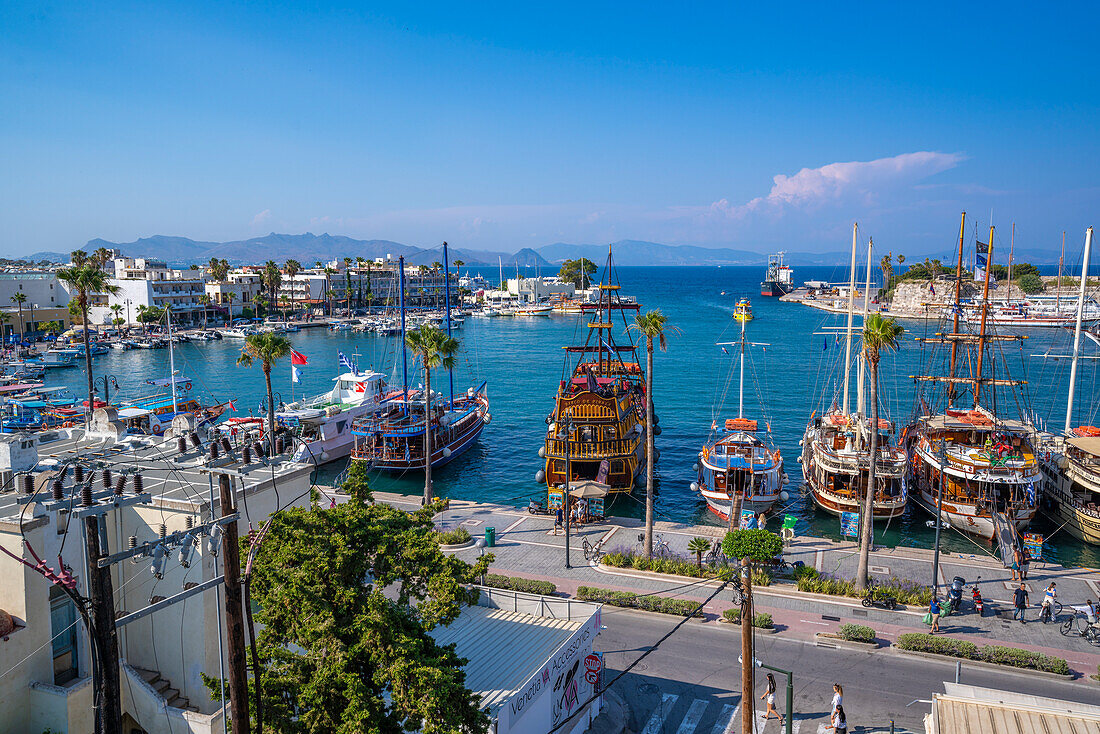 Blick von oben auf Schiffe im Hafen von Kos, Kos Stadt, Kos, Dodekanes, Griechische Inseln, Griechenland, Europa