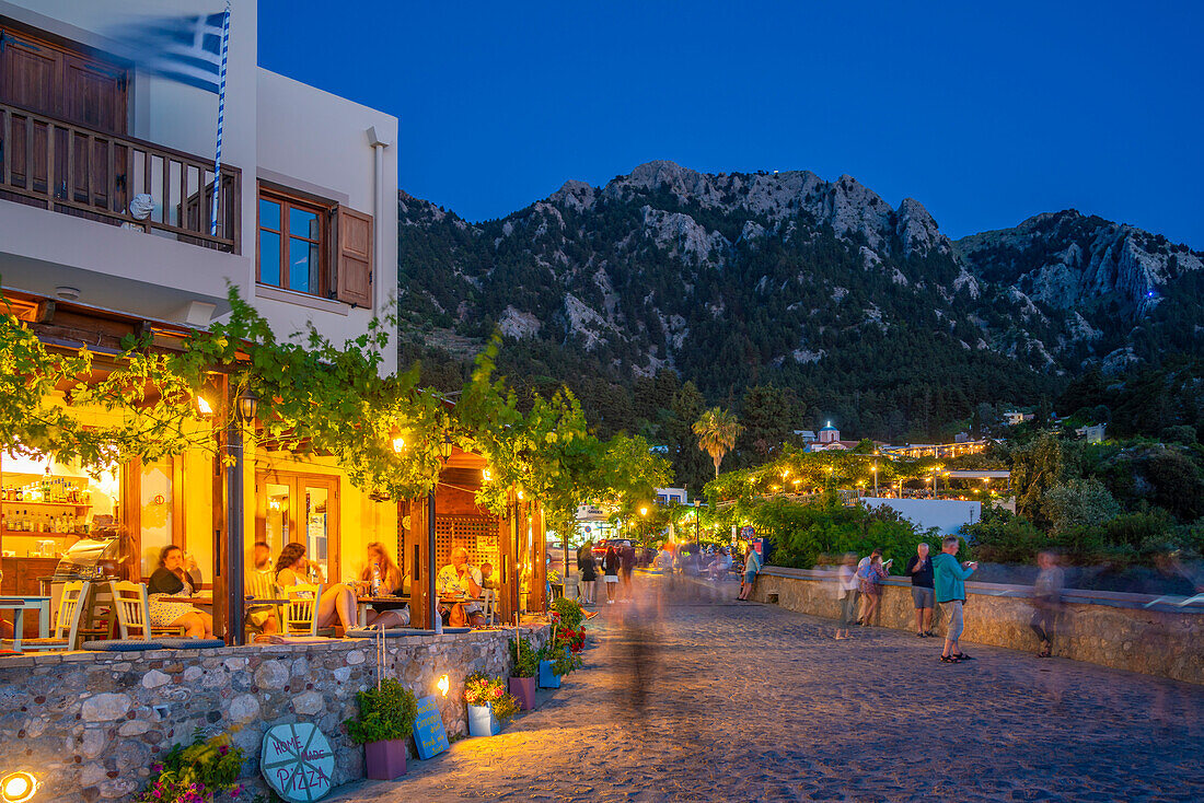 Blick auf das Restaurant in Zia Sonnenuntergang Blick in der Abenddämmerung, Zia Dorf, Kos Stadt, Kos, Dodekanes, Griechische Inseln, Griechenland, Europa