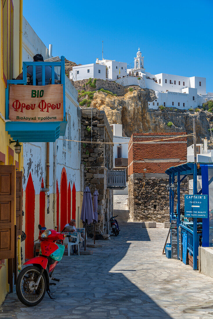 Blick auf das Kloster der Jungfrau Maria Spiliani oberhalb der Stadt Mandraki, Mandraki, Nisyros, Dodekanes, Griechische Inseln, Griechenland, Europa