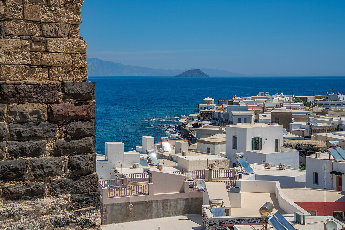 Blick auf das Meer und weiß getünchte Häuser und Dächer von Mandraki, Mandraki, Nisyros, Dodekanes, Griechische Inseln, Griechenland, Europa