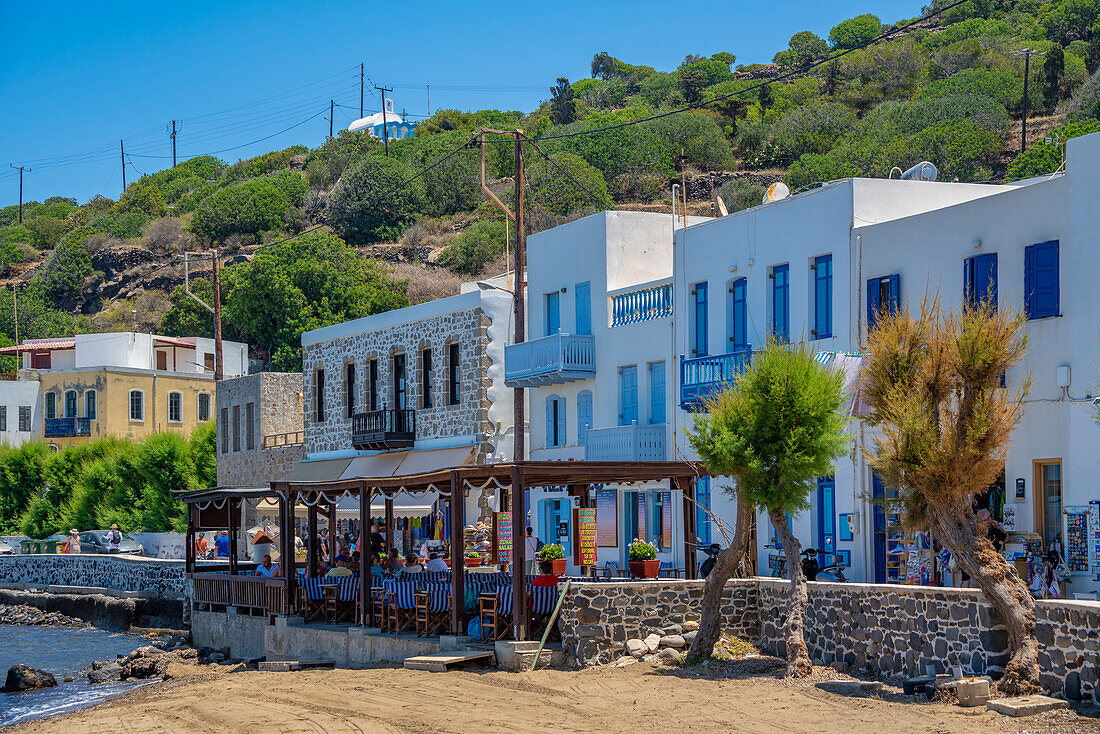 Blick auf den kleinen Strand und die Geschäfte in der Stadt Mandraki, Mandraki, Nisyros, Dodekanes, Griechische Inseln, Griechenland, Europa