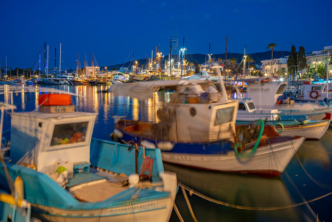 Blick auf den Hafen von Kos Stadt in der Abenddämmerung, Kos, Dodekanes, Griechische Inseln, Griechenland, Europa
