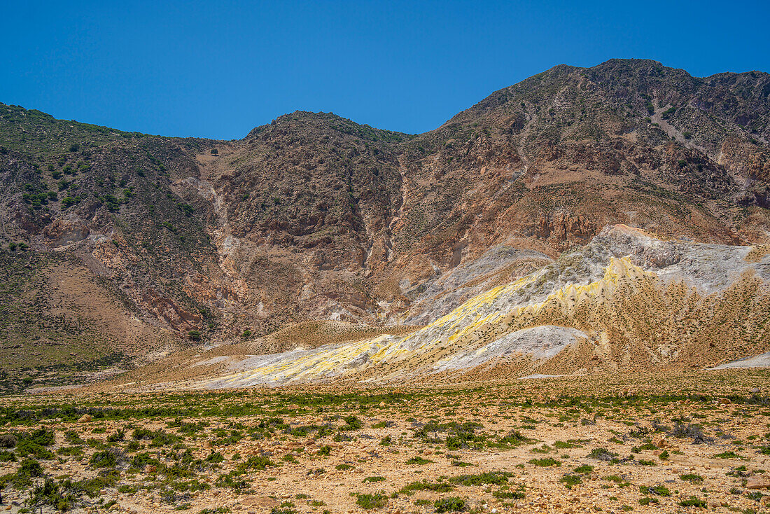 Blick auf bunte Felsformationen in der Nähe des Stefanoskraters, Nisyros, Dodekanes, Griechische Inseln, Griechenland, Europa