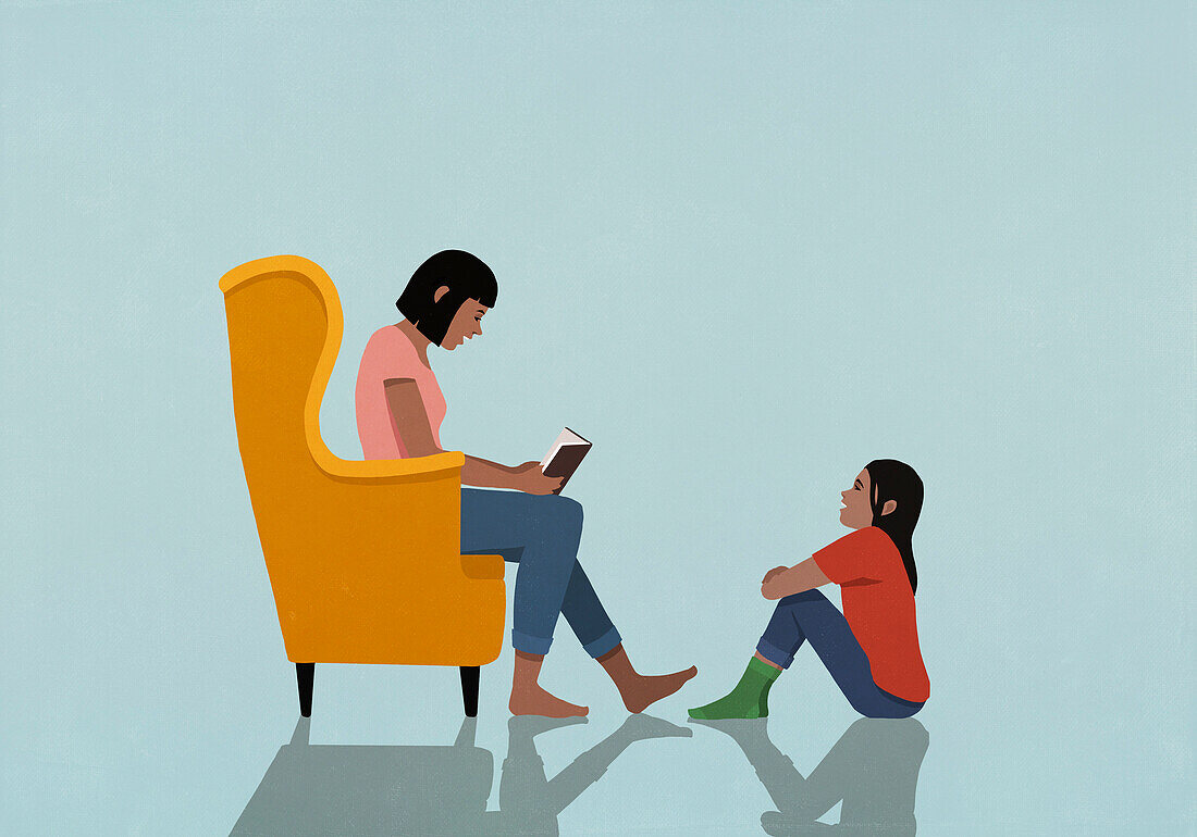 Mutter im Sessel liest Tochter zu Hause ein Buch vor