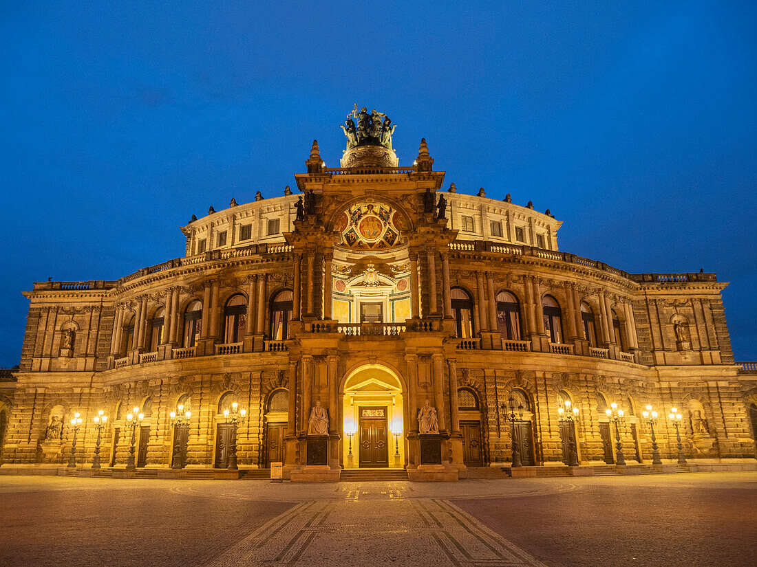 Die Semperoper, das Opernhaus der Sächsischen Staatsoper Dresden, Dresden, Sachsen, Deutschland, Europa