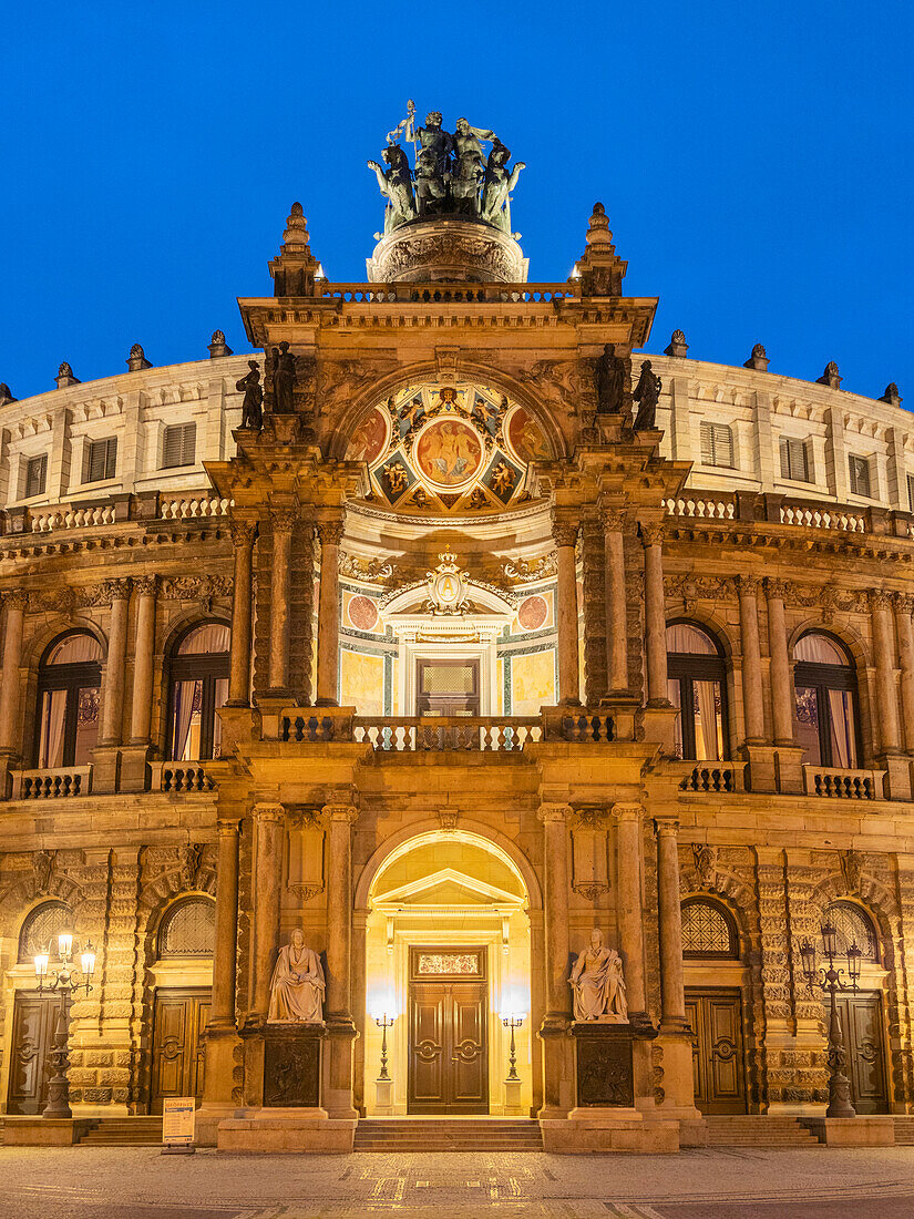 Die Semperoper, das Opernhaus der Sächsischen Staatsoper Dresden, Dresden, Sachsen, Deutschland, Europa