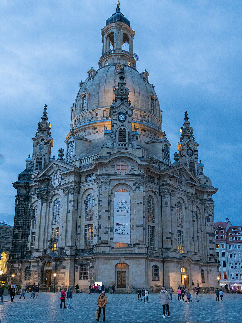 Die Dresdner Frauenkirche, eine zwischen 1994 und 2005 wiederaufgebaute lutherische Kirche, Dresden, Sachsen, Deutschland, Europa