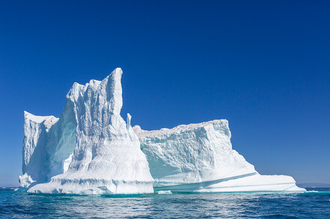 Riesiger Eisberg aus dem nahen Ilulissat Eisfjord schwimmt bei Ilulissat, früher Jakobshavn, Westgrönland, Polargebiete
