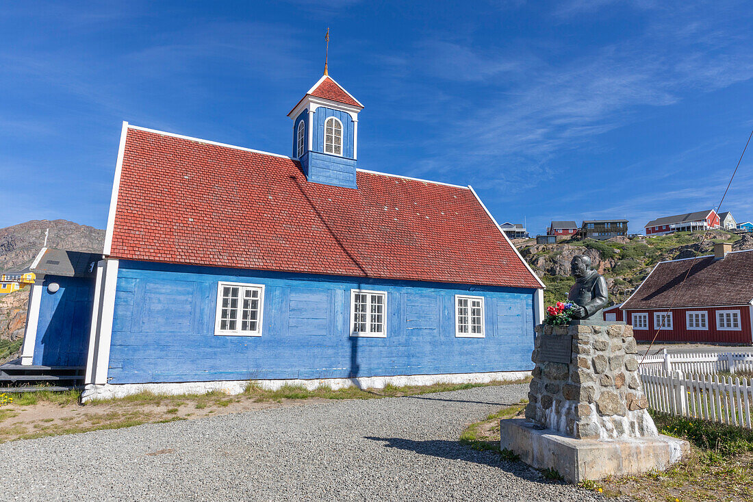 Replik einer traditionellen Kirche und anderer Gebäude in der farbenfrohen dänischen Stadt Sisimiut, Westgrönland, Polarregionen