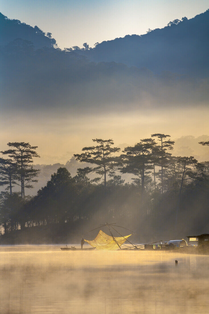 Tuyen Lam lake, Da Lat (Dalat), Vietnam, Indochina, Southeast Asia, Asia\n