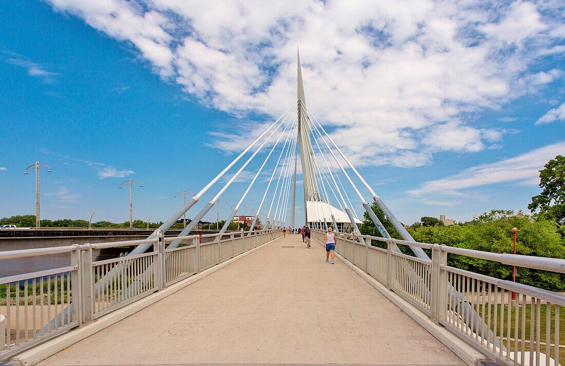 Die hängende Fußgängerbrücke Esplanade Riel über den Red River, fertiggestellt 2003, verbindet das Zentrum von Winnipeg mit dem Stadtteil St. Boniface, Winnipeg, Manitoba, Kanada, Nordamerika