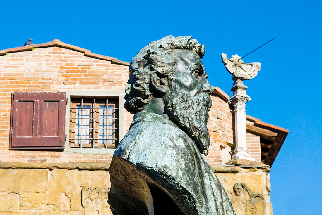 Statue of Benvenuto Cellini and sundial, Ponte Vecchio, Florence (Firenze), UNESCO World Heritage Site, Tuscany, Italy, Europe\n