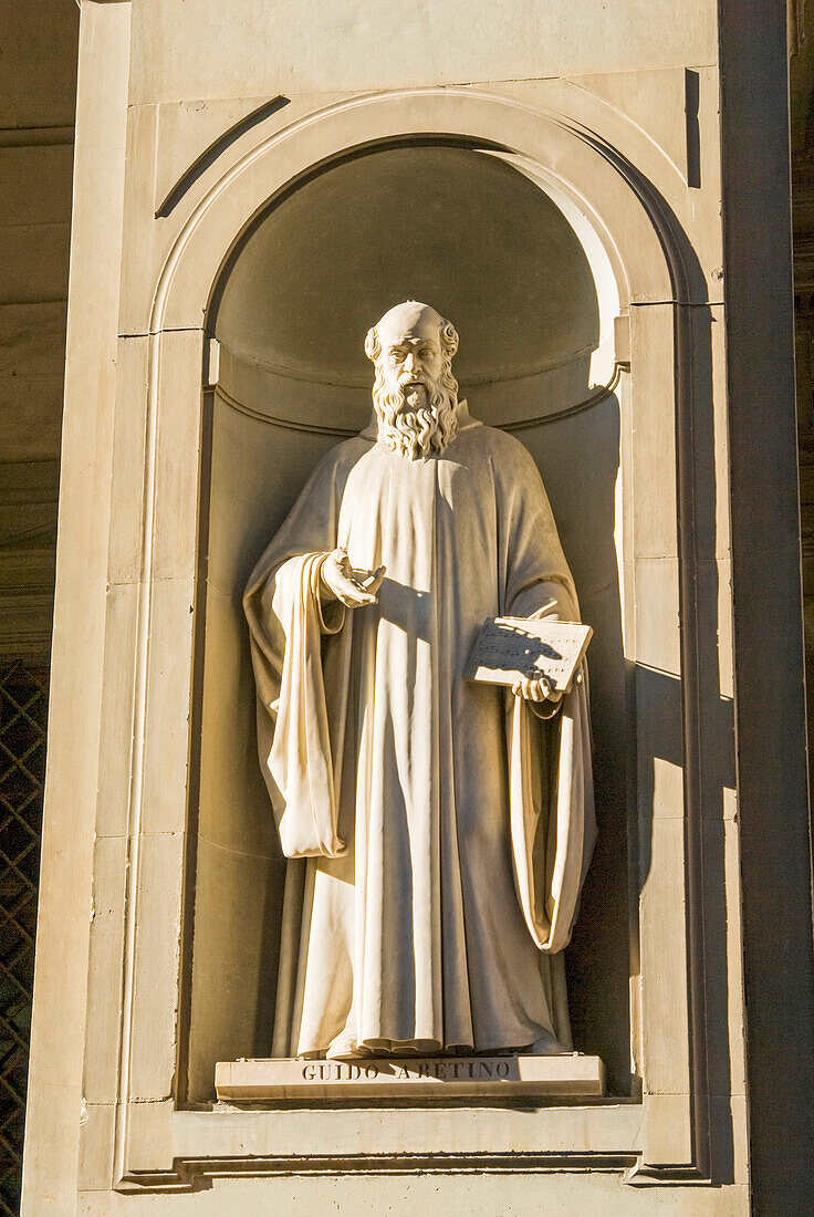 Statue von Guido Aretino, Uffizien, Florenz (Firenze), UNESCO-Welterbe, Toskana, Italien, Europa
