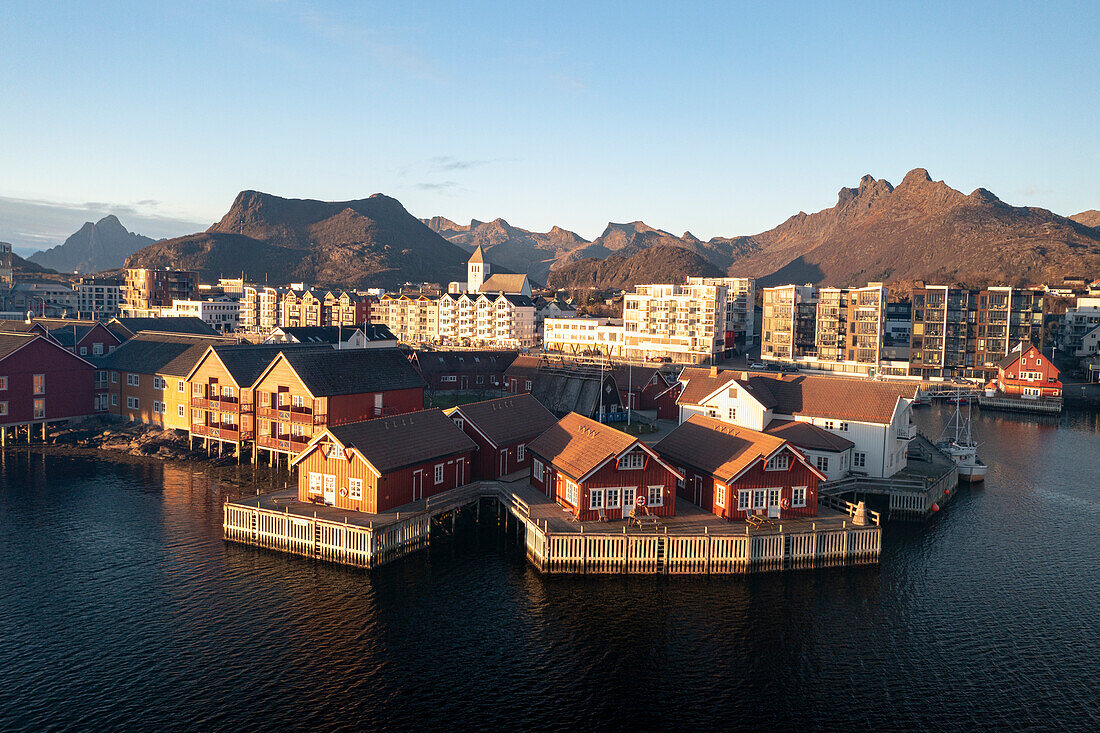 Fischerdorf und Stadt Svolvaer bei Sonnenaufgang im Herbst, Luftbild, Lofoten Inseln, Nordland, Norwegen, Skandinavien, Europa