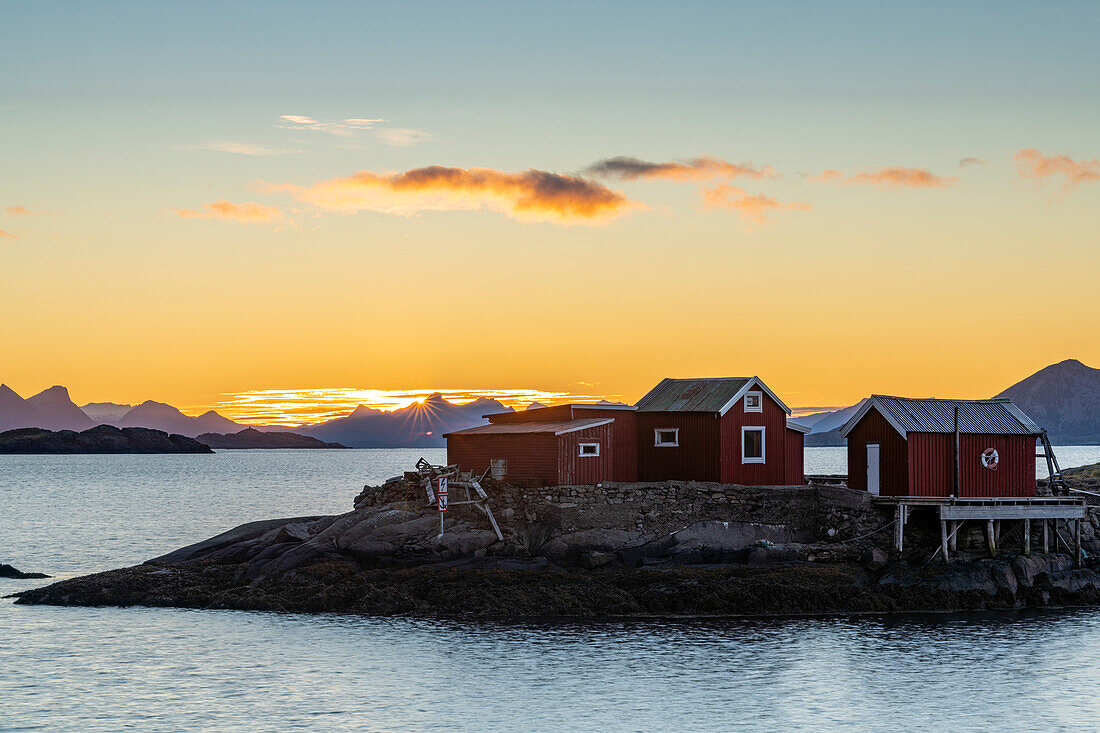 Rote Rorbu bei Sonnenaufgang, Svolvaer, Lofoten-Inseln, Nordland, Norwegen, Skandinavien, Europa