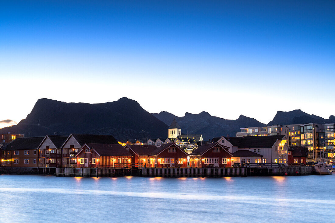 Beleuchtete Häuser in der Abenddämmerung, Svolvaer, Lofoten-Inseln, Nordland, Norwegen, Skandinavien, Europa