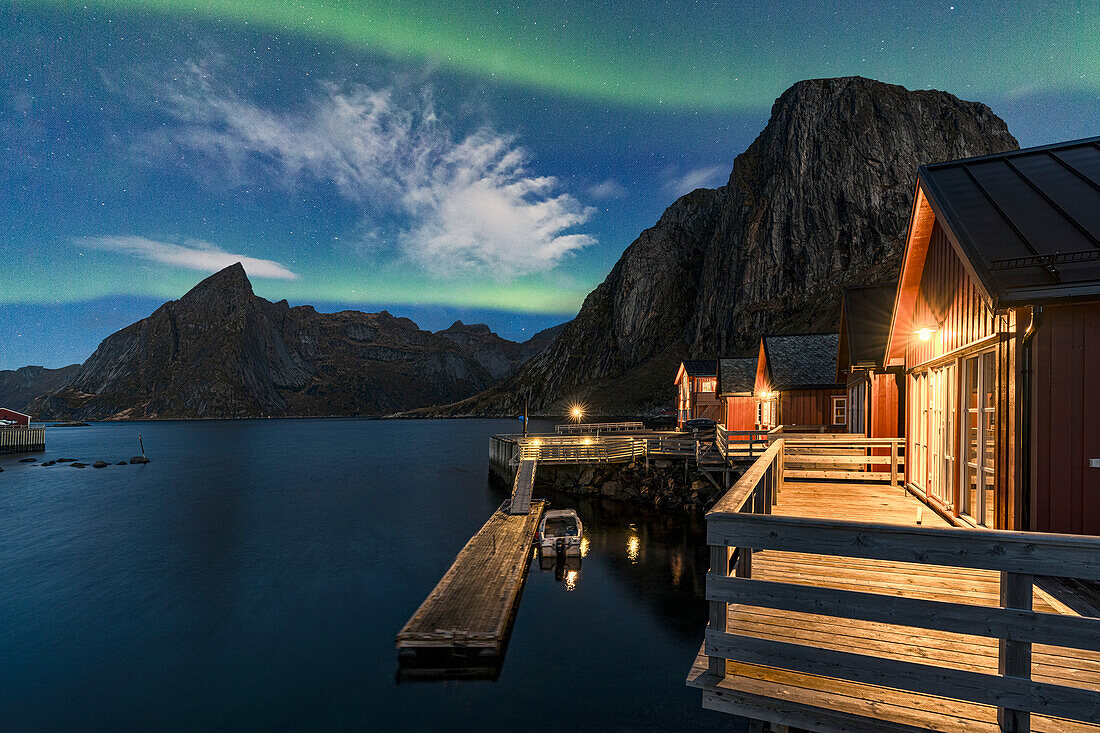 Aurora Borealis (Nordlicht) über traditionellen Hütten am Fjord, Hamnoy, Reine, Lofoten, Nordland, Norwegen, Skandinavien, Europa