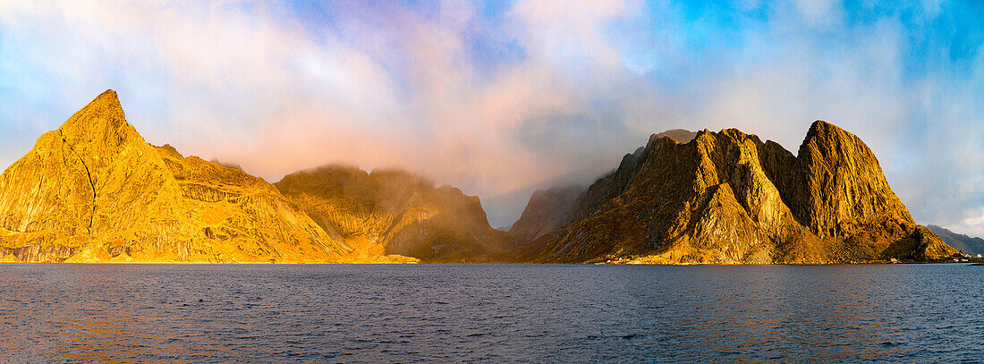 Panoramablick auf Olstind und Festhelltinden im Nebel in der Morgendämmerung, Reine, Lofoten, Nordland, Norwegen, Skandinavien, Europa