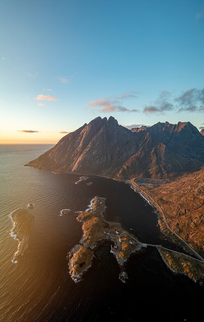 Panoramablick aus der Luft auf majestätische Berge mit Blick auf das Meer in der Morgendämmerung, Moskenesoya, Lofoten, Nordland, Norwegen, Skandinavien, Europa