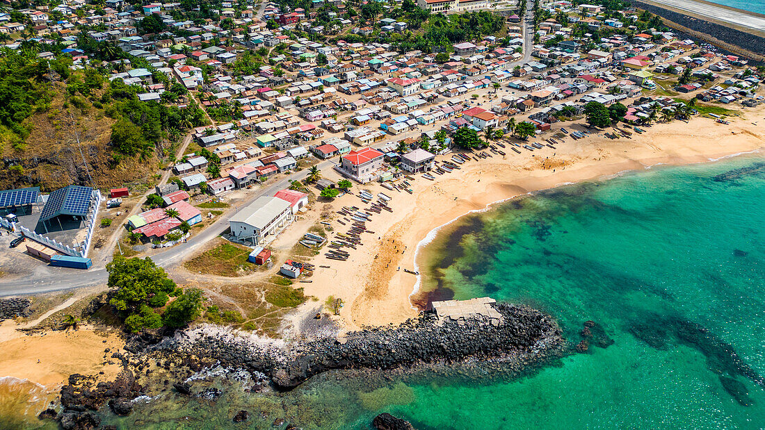 Luftaufnahme des Dorfes San Antonio de Pale und des Strandes Palmar, Insel Annobon, Äquatorialguinea, Afrika