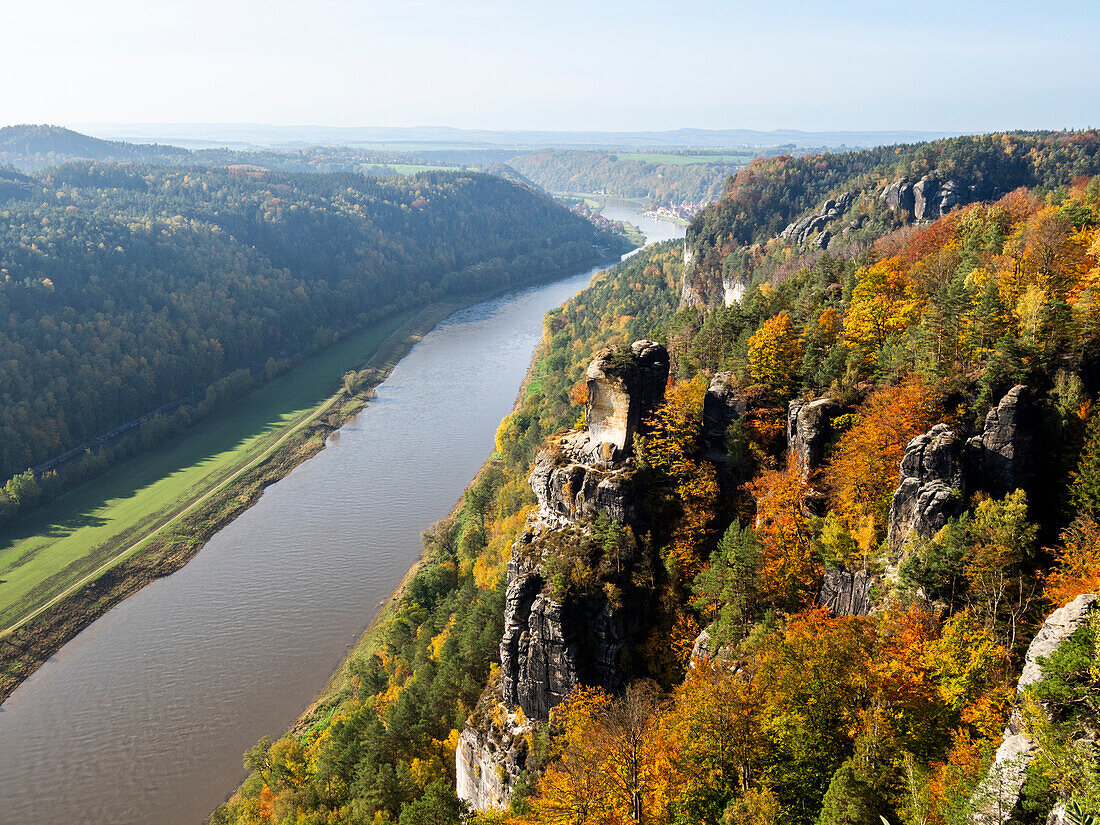 Ein Blick auf den Felsvorsprung über der Elbe im Nationalpark Sächsische Schweiz, Sachsen, Deutschland, Europa