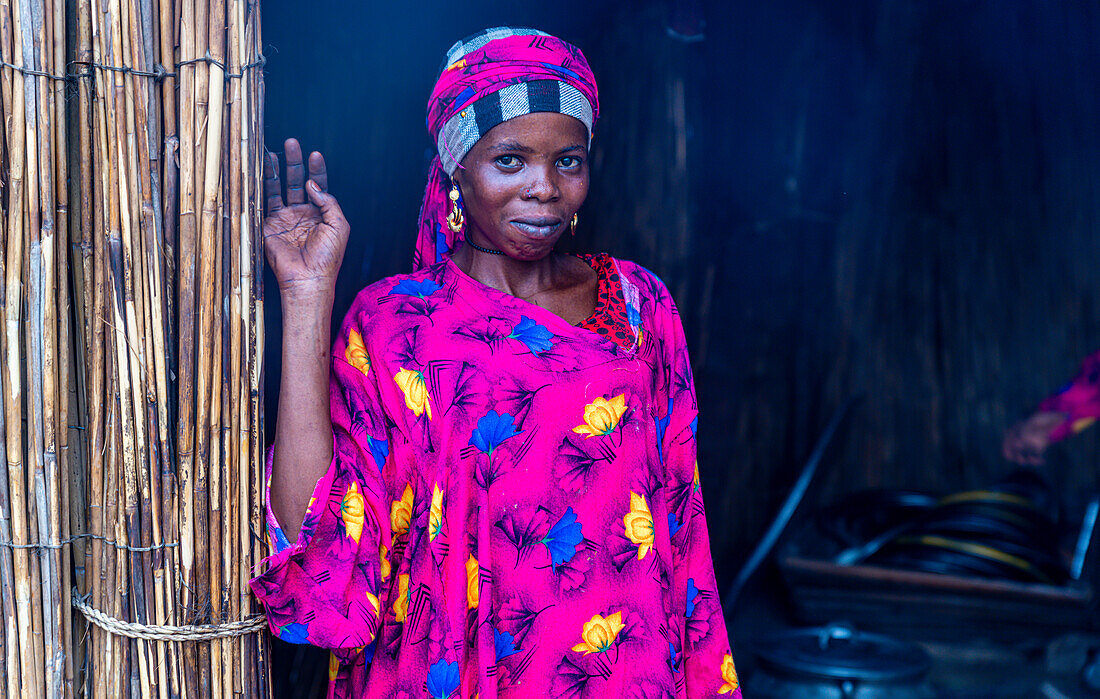 Porträt einer einheimischen Frau in hellrosa Kleidung, Tschadsee, Tschad, Afrika