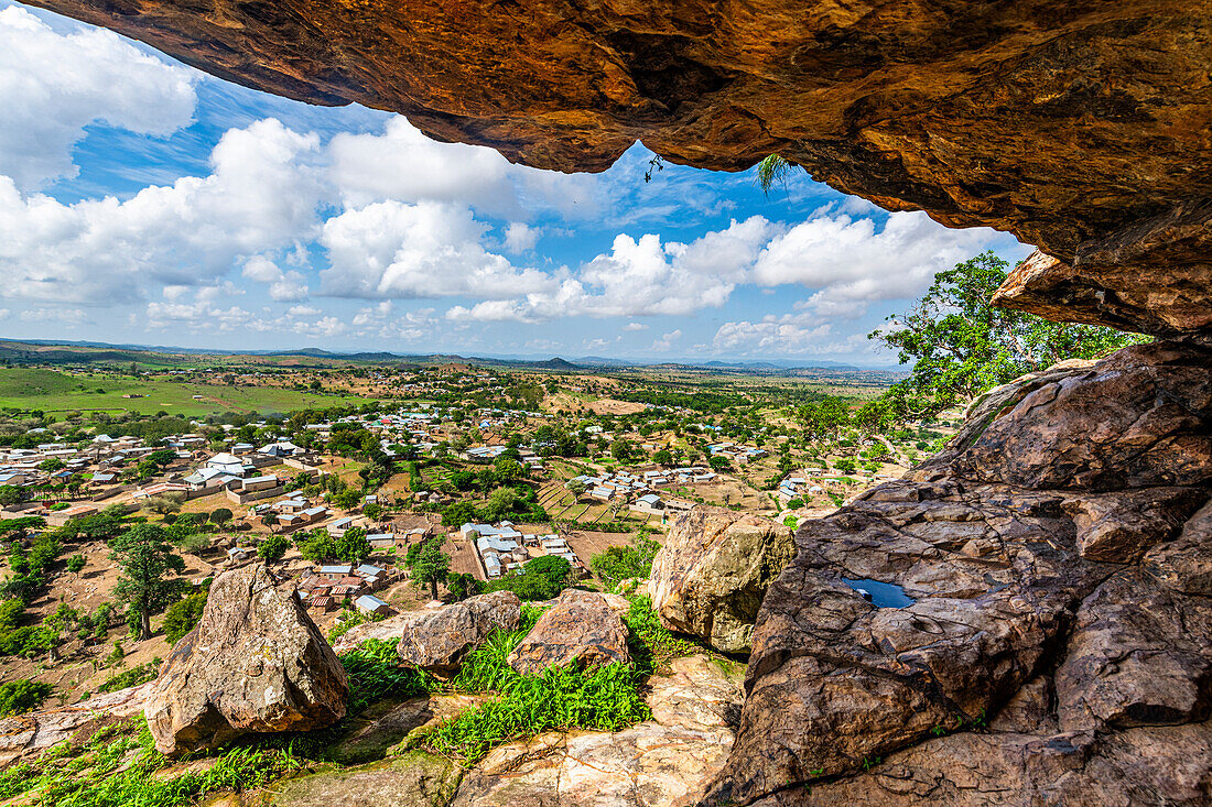 Blick über das Dorf Rhumsiki von einer Höhle aus, Mandara-Gebirge, Provinz Far North, Kamerun, Afrika