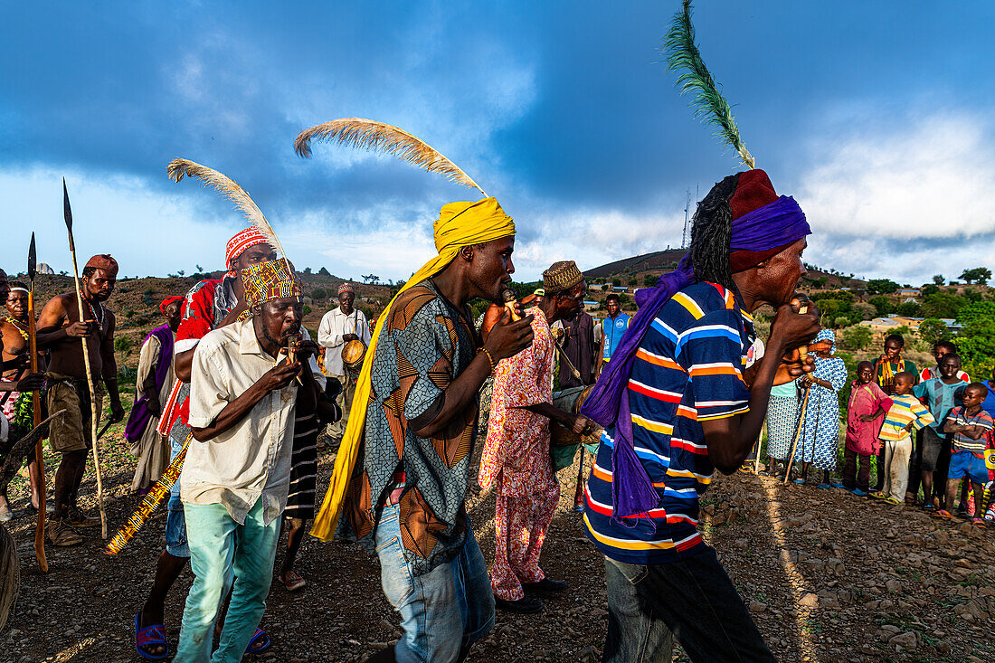 Kapsiki-Stammesangehörige üben einen traditionellen Tanz, Rhumsiki, Mandara-Gebirge, Provinz Far North, Kamerun, Afrika