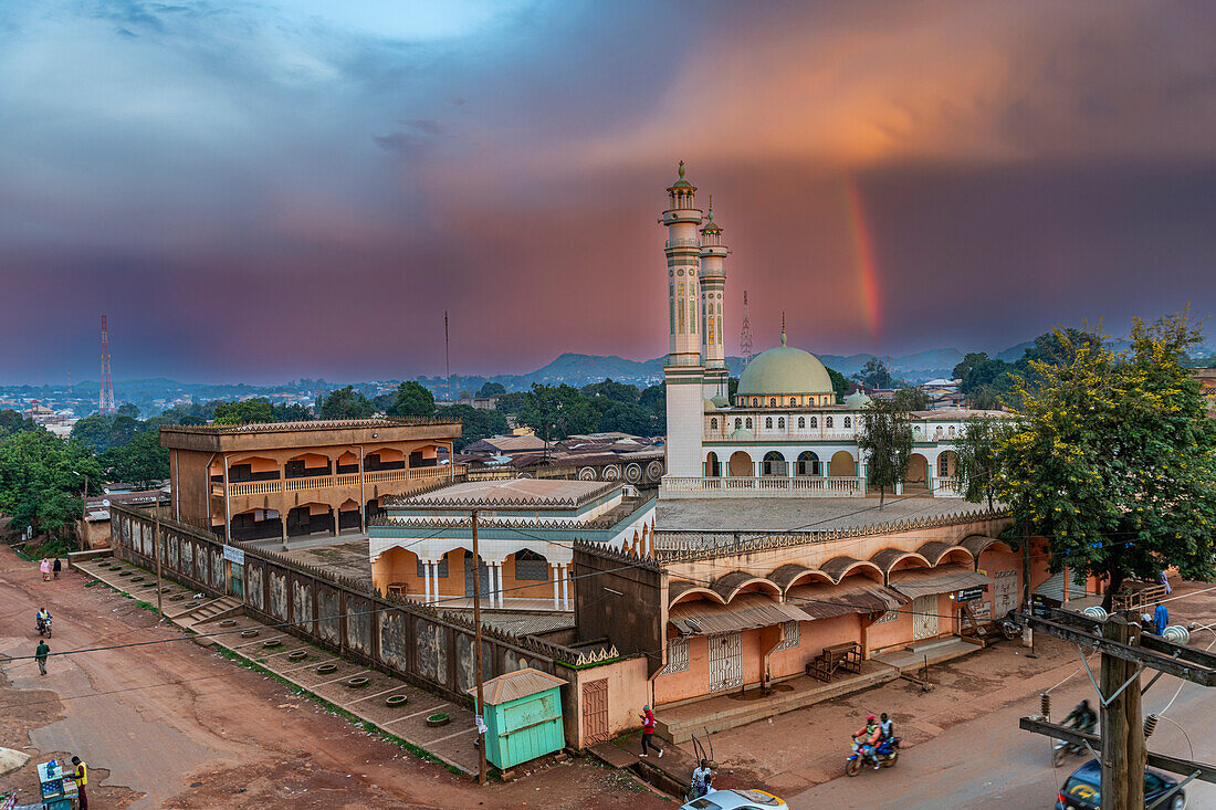 Regenbogen über der Lamido-Großmoschee, Ngaoundere, Adamawa-Region, Nordkamerun, Afrika