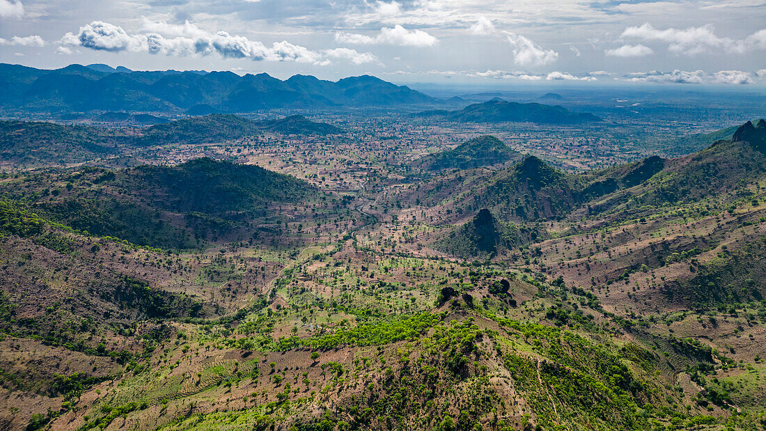 Luftaufnahme des Rhumsiki-Gipfels in der Mondlandschaft von Rhumsiki, Mandara-Gebirge, Provinz Far North, Kamerun, Afrika