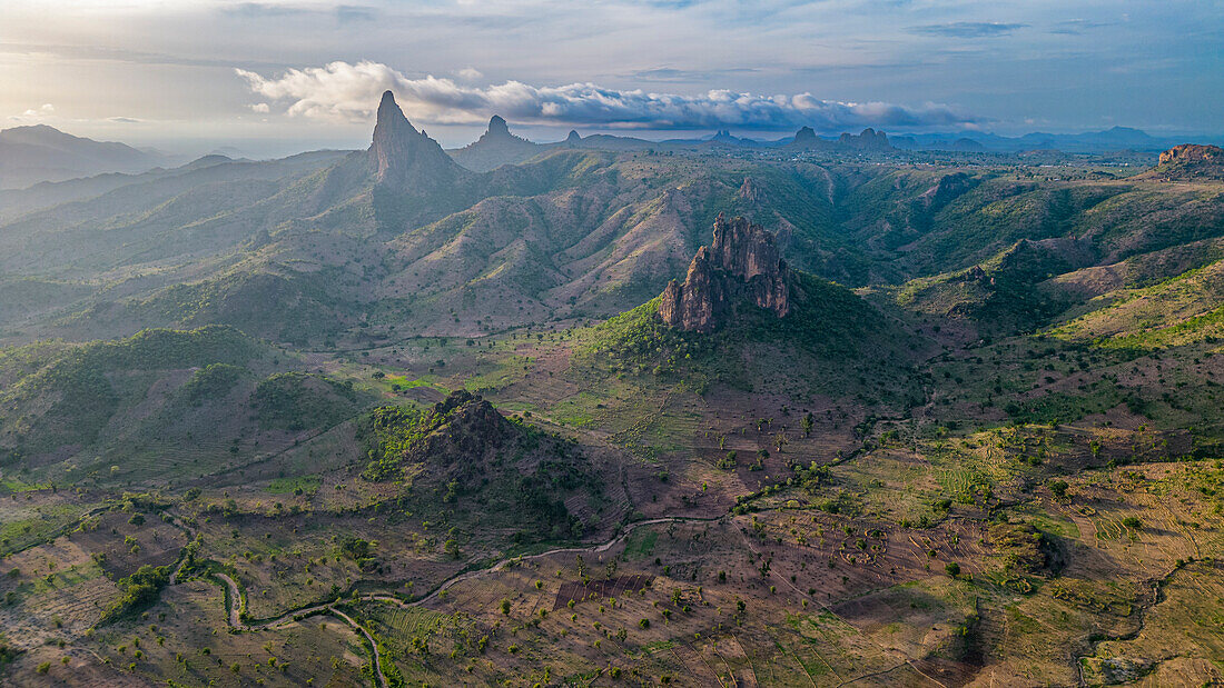 Luftaufnahme des Rhumsiki-Gipfels in der Mondlandschaft von Rhumsiki, Mandara-Gebirge, Provinz Far North, Kamerun, Afrika