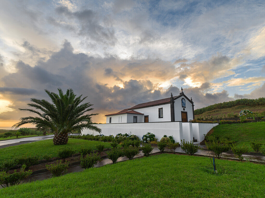Sonnenuntergang über der Kapelle Ermida de Nossa Senhora do Pranto auf der Insel Sao Miguel, Azoren, Portugal, Atlantik, Europa