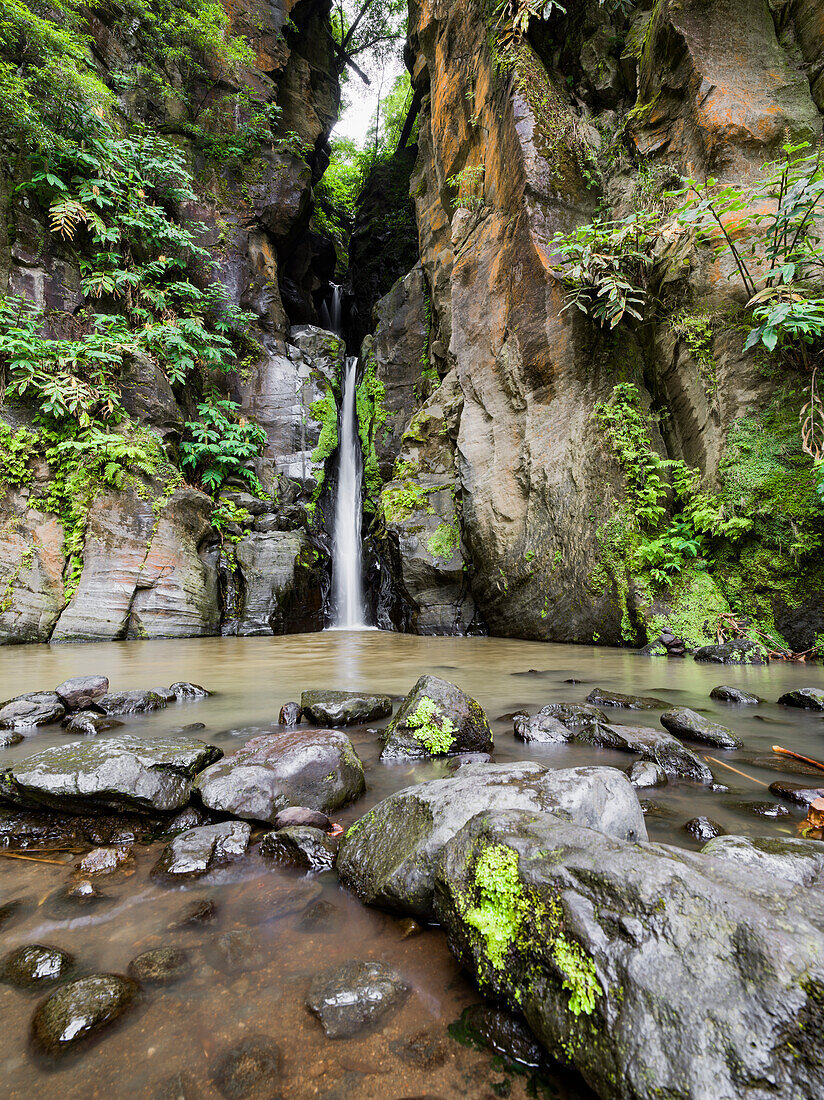 Salto do Cabrito Wasserfall und einige Felsen auf der Insel Sao Miguel, Azoren, Portugal, Atlantik, Europa