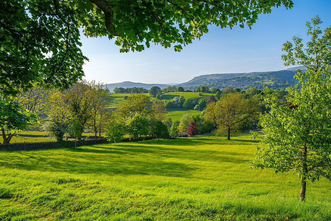 Blick auf die Landschaft in Richtung des Dorfes Hathersage im Frühling, Derbyshire Dales, Peak District National Park, Derbyshire, England, Vereinigtes Königreich, Europa
