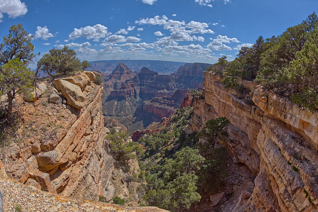 Ein schmaler Canyon entlang der südlichen Klippen von Cape Final am North Rim, mit dem spitzen Gipfel von Freyas Castle in der Ferne, Grand Canyon, Arizona, Vereinigte Staaten von Amerika, Nordamerika