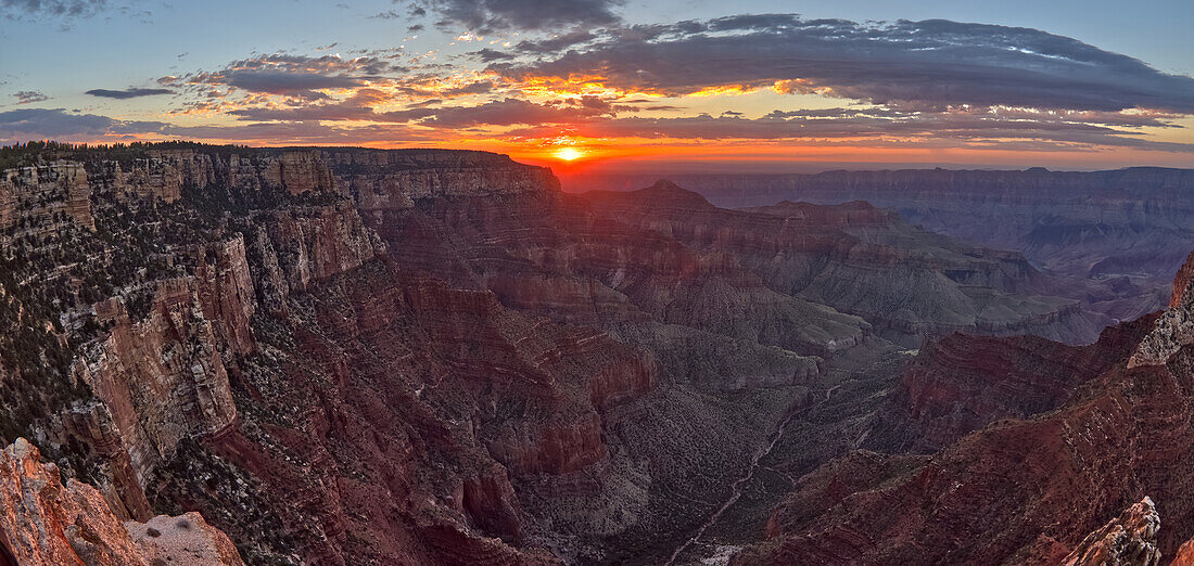Der Sonnenaufgang am Grand Canyon North Rim, gesehen vom Angels Window Overlook am Cape Royal, Grand Canyon National Park, UNESCO Weltkulturerbe, Arizona, Vereinigte Staaten von Amerika, Nordamerika